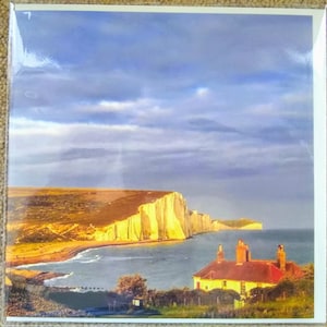Seven Sisters, East Sussex. Carte de vœux blanche carrée de 6x6 pouces. Côte de mer.