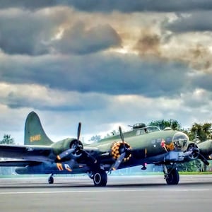 Carte de fête des pères/anniversaire. Blanc à l'intérieur. B-17 Flying Fortress Aircraft. Oeuvre d'art photographique.