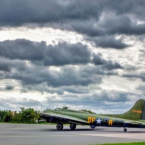 Vatertag / Geburtstagskarte. Innen leer. B-17 Flying Fortress Flugzeug. Fotografische Kunstwerke.