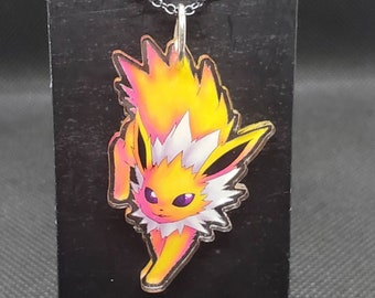Dije de resina Jolteon hecho a mano: collar con diseño de tatuaje