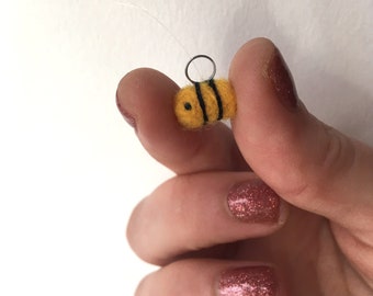 Tiny Bee Décoration suspendue Ornement Aiguille feutrée à la main faite au Royaume-Uni