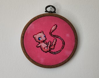 フープで刺繍するミュウクロスステッチ
