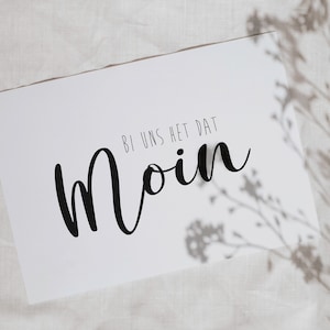 Carte postale, disant "Bi uns het dat Moin", typographie, lettrage manuel, bas allemand, maritime, sw