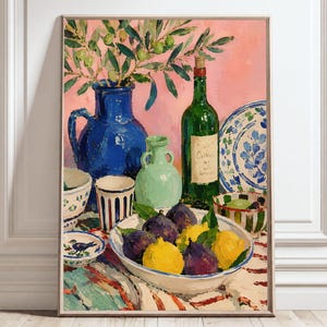 Op de afbeelding: Een olieverfschilderij stilleven met een grote blauwe kan, een groene glazen wijnfles, een lichtgroene vaas en een kom gevuld met gele citroenen en donkerpaarse vijgen. De scène staat op een doek met patroon tegen een zachtroze achtergrond.