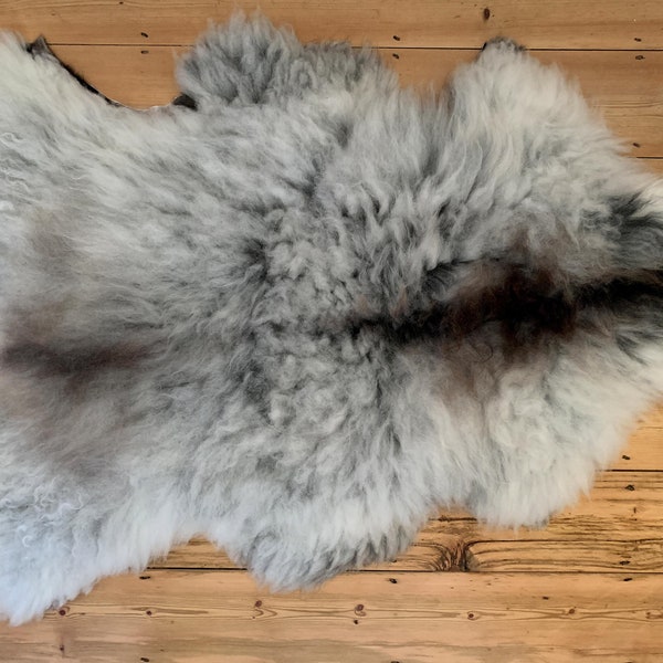 Tappeto in pelle di pecora norvegese realizzato eticamente - 100% NATURALE - grigio - medio (60x100cm)