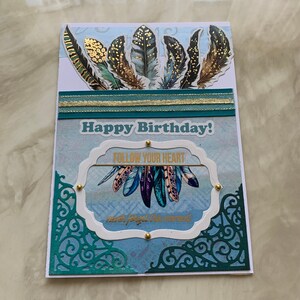 Bon anniversaire! Carte! Carte cadeau. Carte faite à la main avec de belles plumes d’oiseaux!