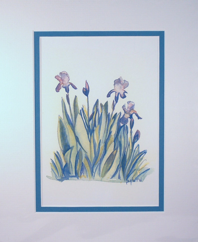 K&ouml;nnte beinhalten: Aquarellmalerei eines B&uuml;schels lilafarbener Iris mit gr&uuml;nen Bl&auml;ttern. Das Bild ist in einem blauen Passepartout gerahmt.