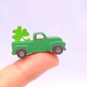Dollhouse Miniature St Patrick&#39;s Day Truck Wood Home Decor 1:12  Green
