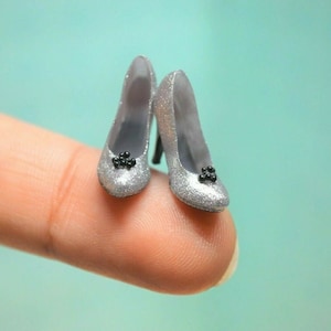 Zapatos en miniatura de tacón alto a escala 1:12 para casa de muñecas, hechos a mano, color plata