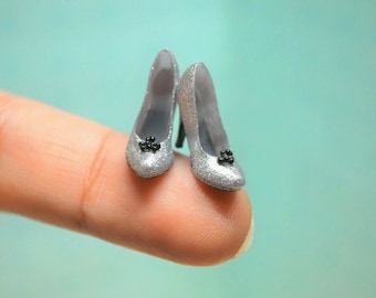 Zapatos en miniatura de tacón alto a escala 1:12 para casa de muñecas, hechos a mano, color plata