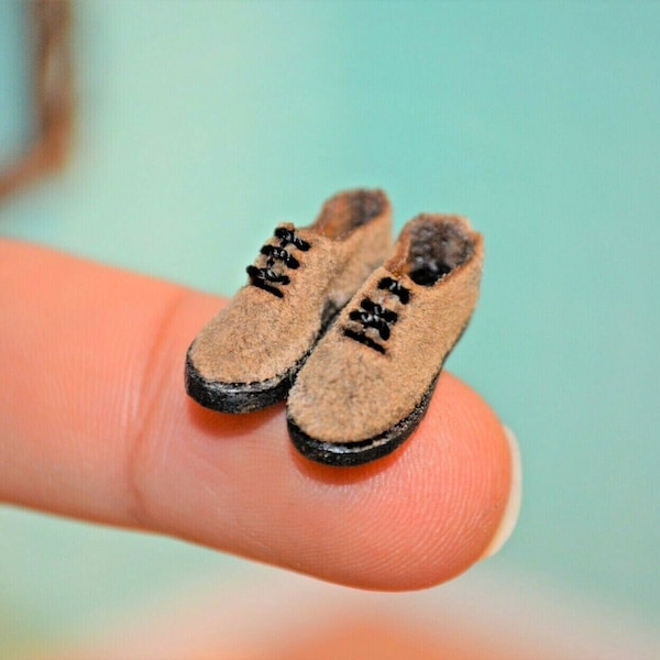 Chaussures miniatures fabriquées à la main pour maison de poupée à l'échelle 1:12 marron