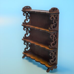 Pu&ograve; includere: Un'unit&agrave; a scaffale in legno con dettagli intricati a volute. Lo scaffale ha quattro livelli ed &egrave; dipinto di un colore marrone scuro.