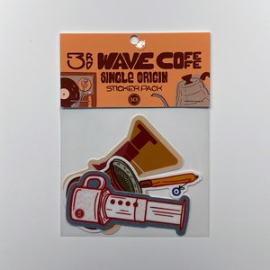 Op de afbeelding: Een stickerpakket met een set kleurrijke stickers met illustraties van koffiezetapparatuur. De stickers zijn verpakt in een doorzichtige plastic zak met een kop die "3rd Wave Coffee Single Origin Sticker Pack" luidt.