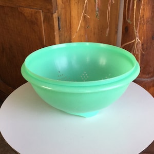 Vintage Tupperware 9-3/4&quot; Colander in Jadeite Green ~ 339-3