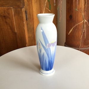 Iris Theme Kozan Gama (Kozan Kiln ) Vase ~ Maebata China Corporation, Tajimi City, Gifu, Japan