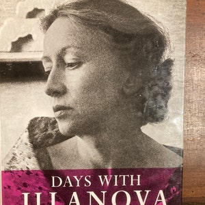 Może przedstawiać: Vintage okładka książki z czarno-białym portretem kobiety w profilu. Tytuł "DAYS WITH ULANOVA" jest w białym kolorze na fioletowym banerze, z nazwiskiem autora "ALBERT KAHN" poniżej.