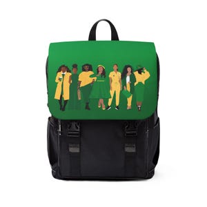 Può includere: Zaino nero con patta verde raffigurante un'immagine di sette donne in abiti verdi e gialli. Lo zaino ha cinghie e fibbie nere.