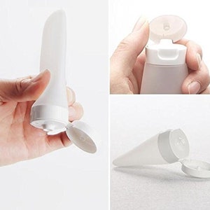 K&ouml;nnte beinhalten: Drei wei&szlig;e Plastik-Squeeze-Flaschen mit Klappdeckeln. Die Flaschen haben unterschiedliche Formen und Gr&ouml;&szlig;en. Eine Flasche ist kegelf&ouml;rmig, eine ist zylindrisch und eine ist ein langes, schmales Rohr.