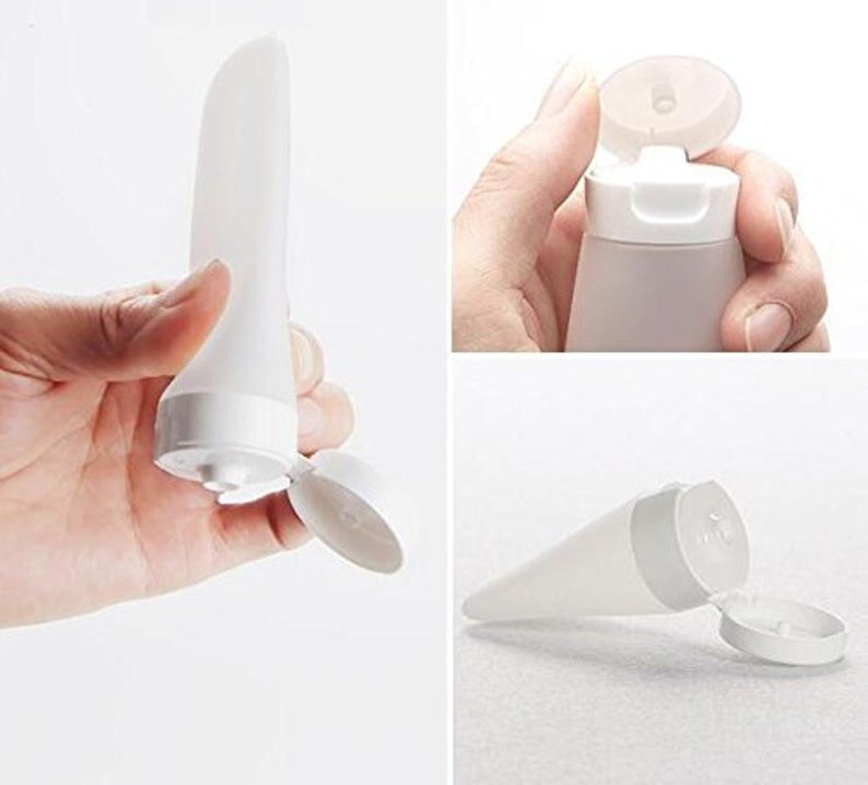 K&ouml;nnte beinhalten: Drei wei&szlig;e Plastik-Squeeze-Flaschen mit Klappdeckeln. Die Flaschen haben unterschiedliche Formen und Gr&ouml;&szlig;en. Eine Flasche ist kegelf&ouml;rmig, eine ist zylindrisch und eine ist ein langes, schmales Rohr.