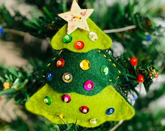 Mini Christmas tree. Christmas decoration. Hanging felt decoration with sequins and beads.