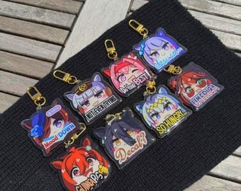 Puede incluir: Una colección de llaveros acrílicos estilo anime con cierres dorados. Cada llavero presenta un diseño de personaje colorido con varias expresiones y texto como "Mood Down", "Do Your Best!" y "So Hungry".