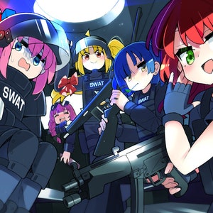 Può includere: Cinque personaggi anime vestiti con uniformi SWAT nere con elmetti e attrezzatura tattica. Stanno tenendo armi e uno scudo. I personaggi hanno i capelli rosa, gialli, blu, viola e rossi. Il testo "SWAT" è visibile sulle loro uniformi.