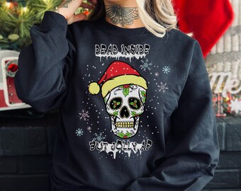 Könnte beinhalten: Schwarzer Weihnachtspullover mit einem Zucker Schädel, der einen Weihnachtsmann Hut trägt und den Text "Dead Inside But Jolly AF".