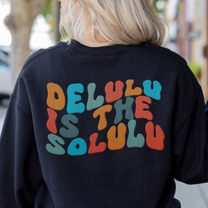 Delulu ist der Solulu besticktes Sweatshirt, wahnhaftes Shirt, Delulu Meme Shirt, lustiges Delulu Crewneck Sweatshirt, lustiges manifestierendes Shirt