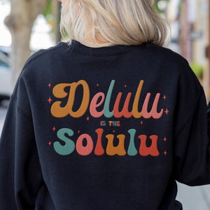 Delulu ist der Solulu besticktes Sweatshirt, wahnhaftes Shirt, Delulu Meme Shirt, lustiges Delulu Crewneck Sweatshirt, lustiges manifestierendes Shirt