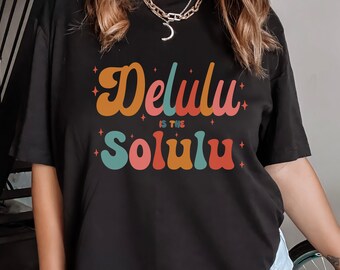 Delulu ist der Solulu Lustiges T-Shirt, Delulu Meme Shirt, Lustiges Delulu TShirt, Lustiges Manifestierendes Shirt, Groovy Retro Shirt