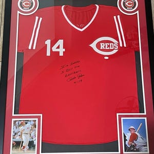 Pete Rose podpisał koszulkę „Przepraszam, obstawiam baseball” JSA Wintessed oprawiona w ramkę