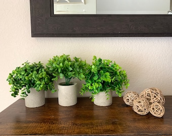 Maceta de hormigón, planta colgante pequeña, decoración con plantas falsas, plantas artificiales para estanterías, planta para el hogar y la oficina en maceta para el escritorio, perla de hilo