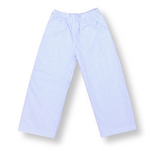 K&ouml;nnte beinhalten: Wei&szlig;e karierte Hose mit einem blau-wei&szlig;en Muster.