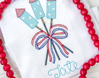 Vaterländisches Hemd Kleinkind, Viertel des Juli-Hemdes für Kinder, Monogramm-Amerika-Hemd, gesticktes Feuerwerk-Hemd, personalisierter Feiertag