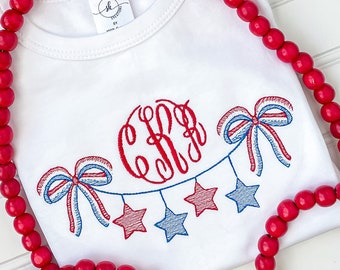 Vierter Juli-Shirt des Kindes, Vaterländisches Kleinkind-Shirt, Monogramm-Amerika-Shirt, gesticktes Feuerwerk-Shirt, personalisierter Viertel-Juli
