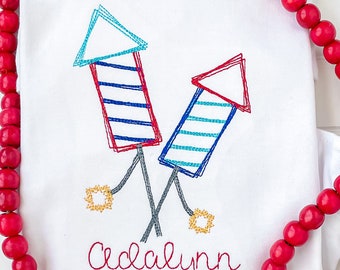 Vierter Juli-Shirt des Kindes, Vaterländisches Kleinkind-Shirt, Monogramm-Amerika-Shirt, gesticktes Feuerwerk-Shirt, personalisierter Viertel-Juli