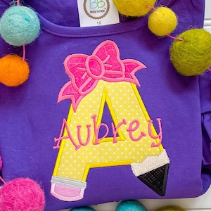 Vestido bordado de volta às aulas, vestido escolar com monograma, vestido lápis com apliques, roupa para o primeiro dia de aula, vestido com babados para meninas, inicial