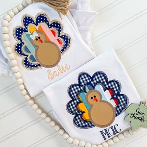 モノグラム入りターキーセット、感謝祭の兄弟衣装、アップリケターキーシャツ、刺繍入り感謝祭Tシャツ、パーソナライズされた秋の子供服