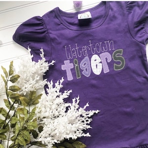 Mädchen Applikation Schulgeist Shirt, Benutzerdefinierte Schulmaskottchen Shirt, Zurück zu Schule T-Shirt, Schule Stolz T-Shirt, Stickerei, Schulfarben, Rüschen