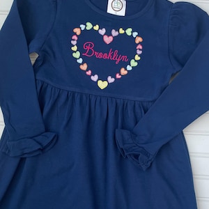 Vestido de San Valentín personalizado, vestido de corazón aplique, vestido de fiesta de San Valentín para niña, traje de nombre de aplique, vestido bordado del día de San Valentín