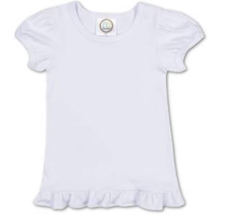 K&ouml;nnte beinhalten: Wei&szlig;es T-Shirt mit kurzen &Auml;rmeln und einem R&uuml;schen-Saum.