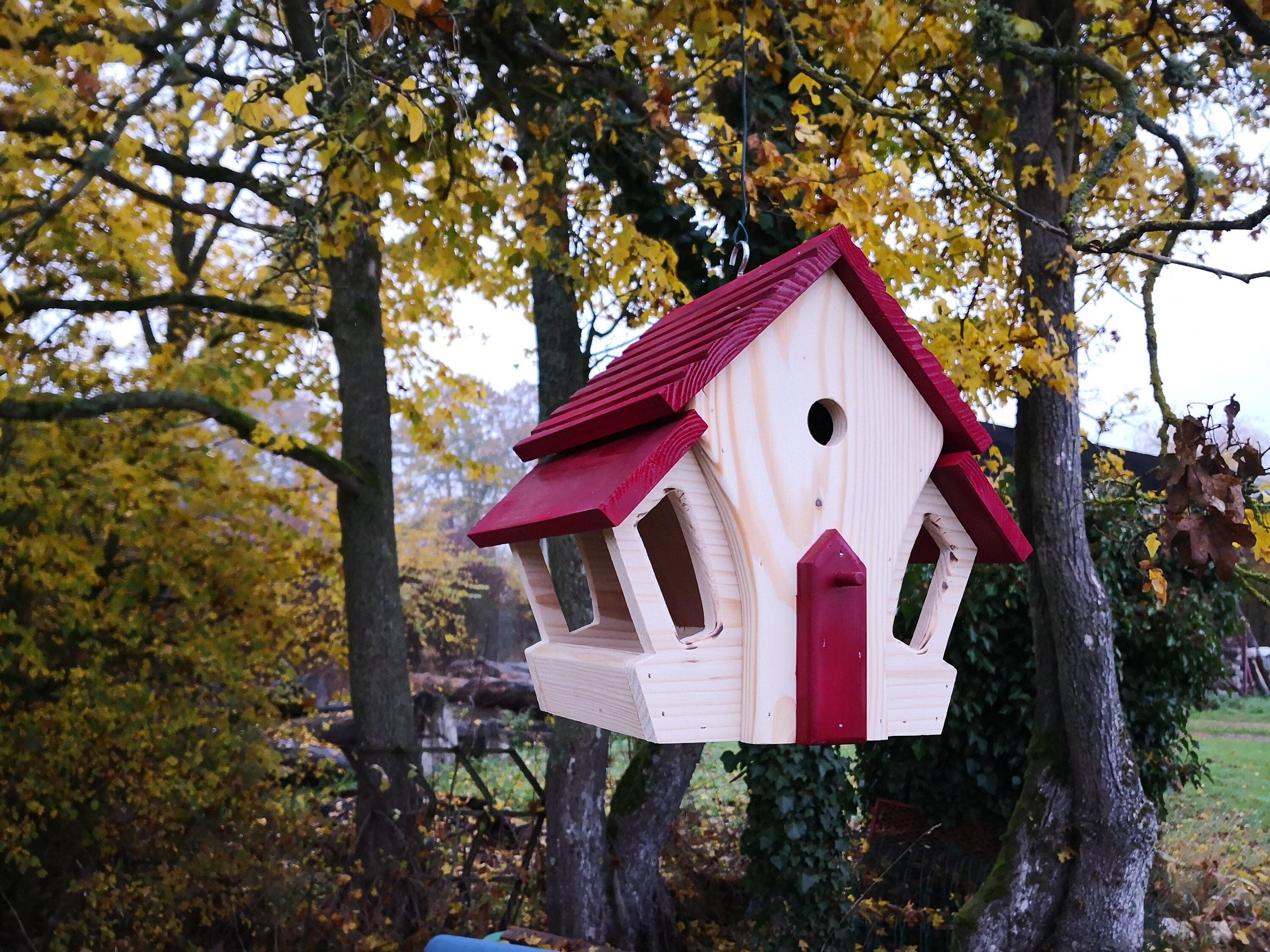 Cabane Nichoir et Mangeoire en Bois Rouge Bordeau Fabrication Artisanale Française