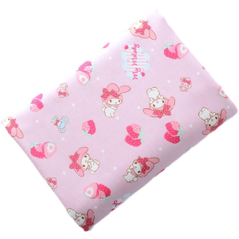 K&ouml;nnte beinhalten: Rosafarbener Stoff mit einem sich wiederholenden Muster von My Melody, einer Zeichentrickfigur eines Kaninchens, und Erdbeeren. Der Stoff hat wei&szlig;e Punkte und den Text "My Melody" in einem wei&szlig;en Kreis.