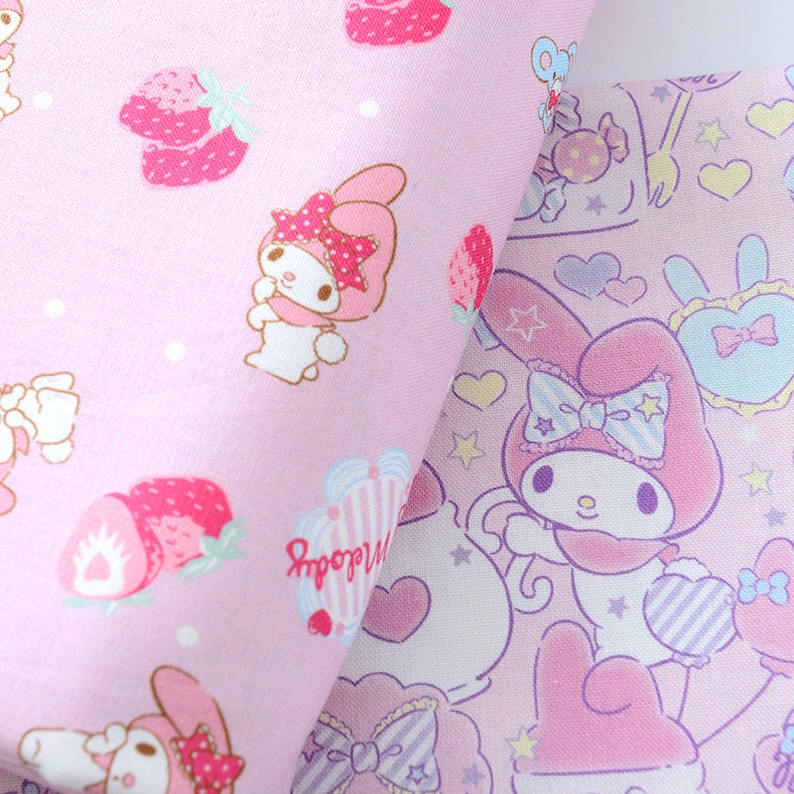 K&ouml;nnte beinhalten: Rosa Stoff mit einem sich wiederholenden Muster aus einem Cartoon-Kaninchen mit Schleife, Erdbeeren und Herzen. Der Stoff ist perfekt f&uuml;r Bastelprojekte wie Quilts, Kissen und Tragetaschen.