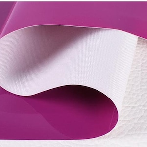 Puede incluir: Primer plano de una tela morada con un reverso blanco. La tela tiene un acabado liso y brillante.