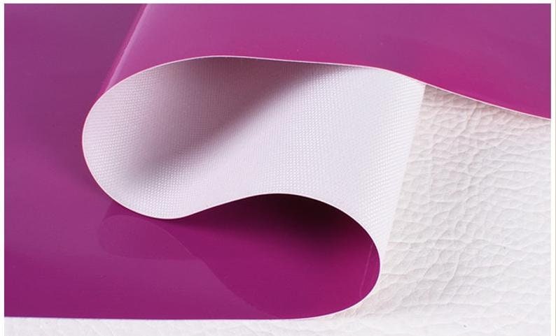 Puede incluir: Primer plano de una tela morada con un reverso blanco. La tela tiene un acabado liso y brillante.