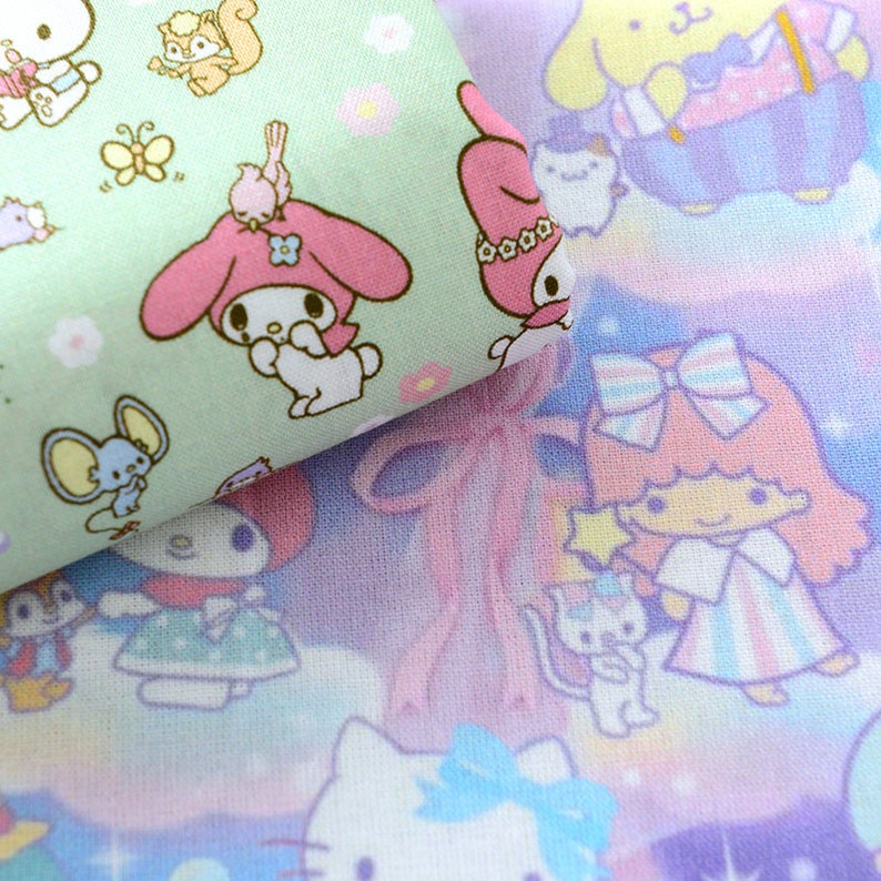 K&ouml;nnte beinhalten: Ein farbenfroher Stoff mit einem sich wiederholenden Muster aus Comicfiguren. Der Stoff hat einen hellgr&uuml;nen Hintergrund mit rosa, wei&szlig;en und blauen Figuren. Zu den Figuren geh&ouml;ren ein Kaninchen, eine Maus, ein Eichh&ouml;rnchen und ein Vogel. Der Stoff ist perfekt f&uuml;r Bastelprojekte wie das N&auml;hen von Kleidung, Taschen und Dekorationen f&uuml;r zu Hause.