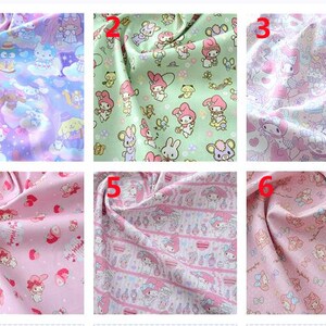 K&ouml;nnte beinhalten: Sechs verschiedene Stoffmuster mit einer rosa und wei&szlig;en Comicfigur mit Schleife. Die Stoffe haben verschiedene Muster, darunter Herzen, Blumen und Streifen.