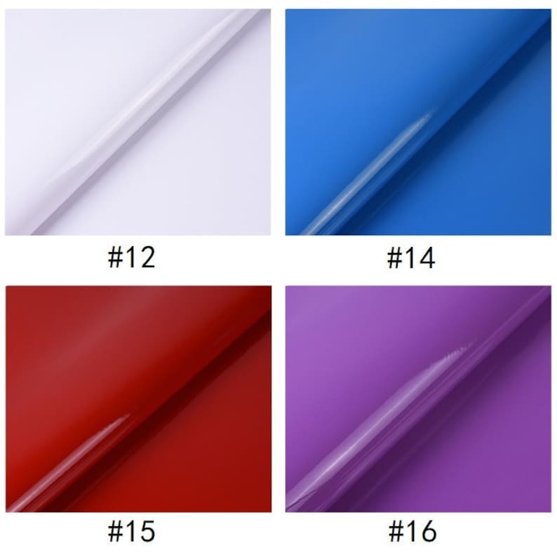 Puede incluir: Cuatro muestras de l&aacute;minas de vinilo de diferentes colores. Las l&aacute;minas est&aacute;n dobladas por la mitad, con la l&iacute;nea de pliegue que atraviesa la imagen en diagonal. Los colores son blanco, azul, rojo y morado.