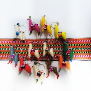 Llama keychain handmade in Peru, Llama Alpaca Keychain, Wedding guest gifts, Keychains peruvian, Tiny Llama Keychain